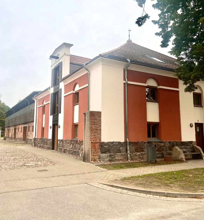 Gebäude des Criewener Speichers, historischer Ort für Klangarbeit und Achtsamkeit im Nationalpark Unteres Odertal