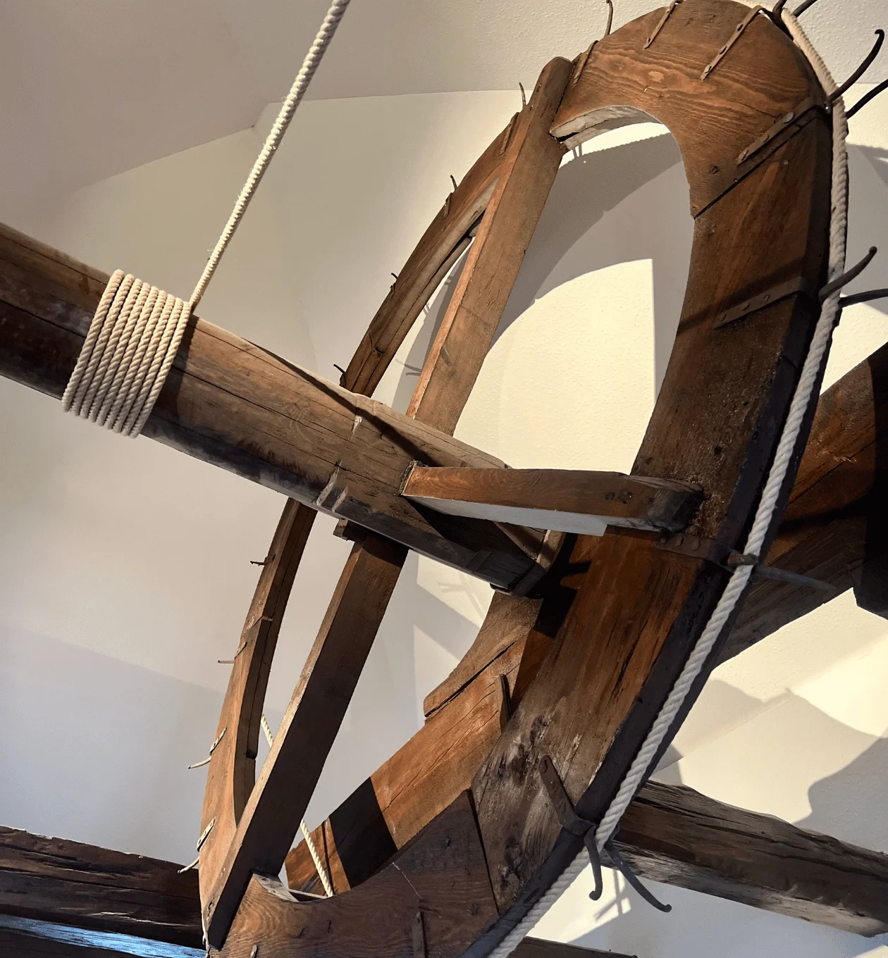 Historisches Holzrad als Teil einer Holzkonstruktion