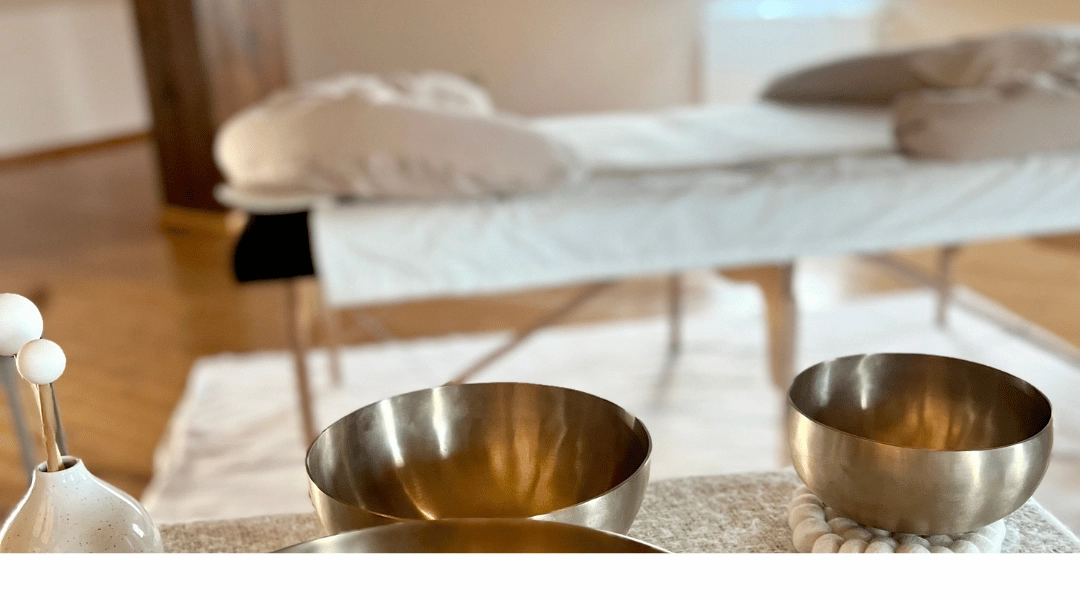 Klangliege mit Klangschalen in einem Raum für Klangarbeit