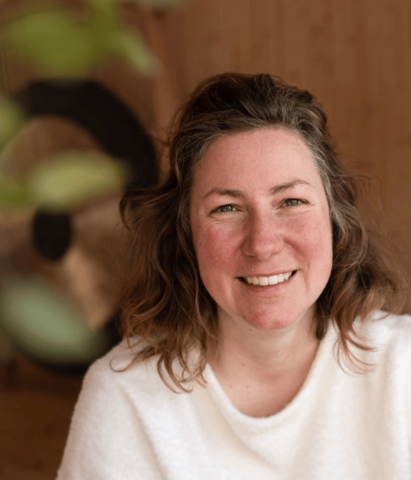 Porträt von Marie Rodewald, Klangpraktikerin, Musikerin und Stimmbildnerin